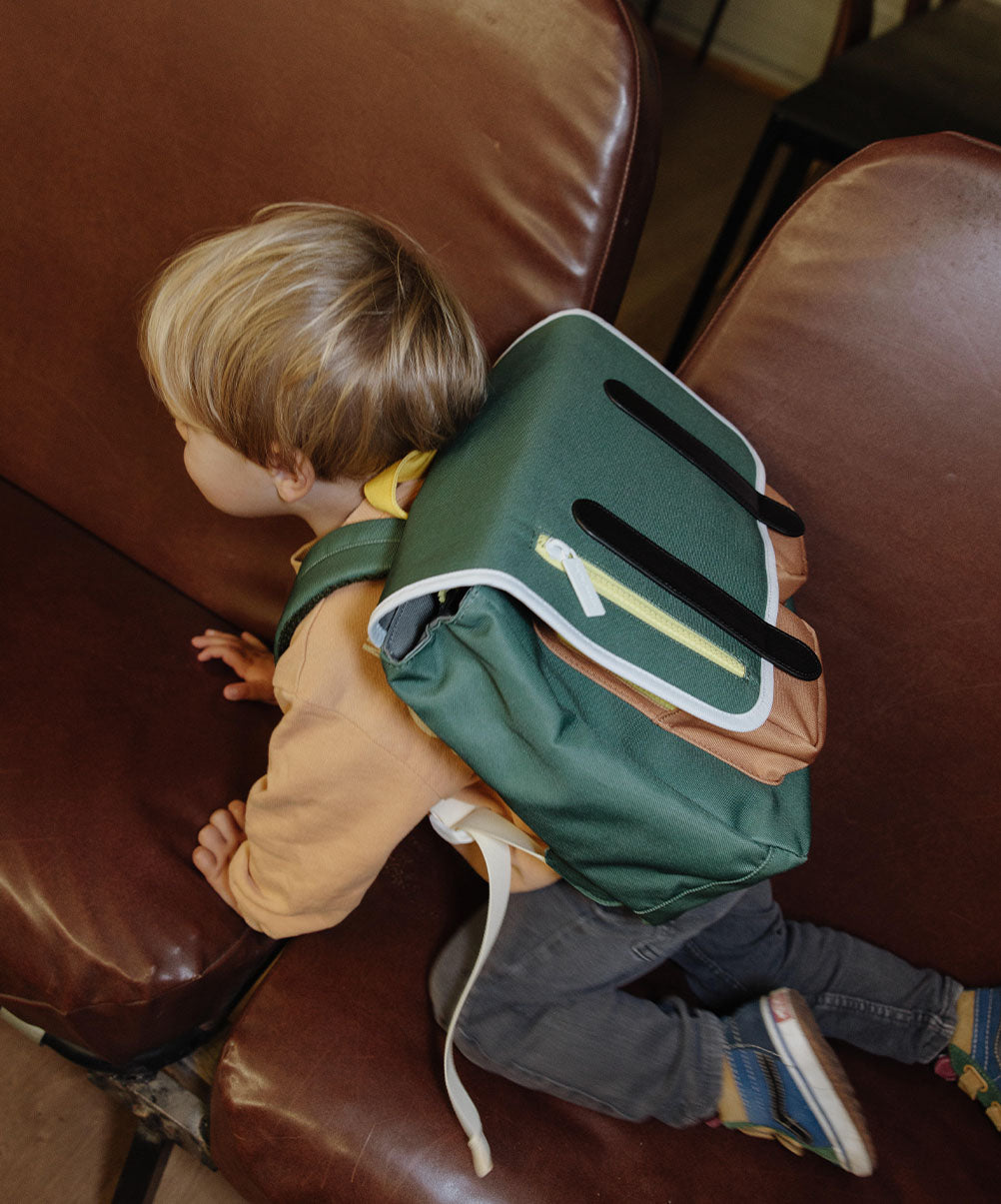 Schooltas kind groen gele rits zwarte schouderbanden Hello Hossy