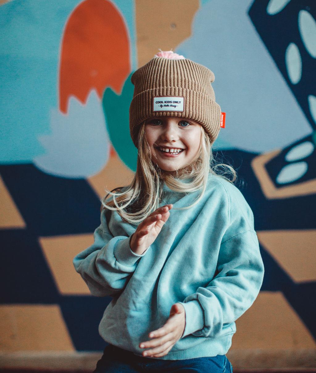 Bonnet à pompon Color Block Macaroon porté par une fille – vue de face – Hello Hossy