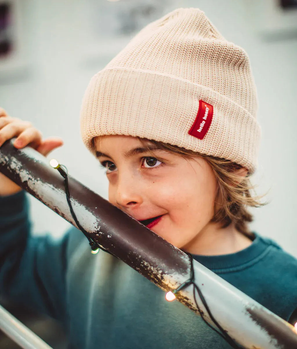 Enfant portant le bonnet en maille Flow Creamy – vue de 3/4 – Hello Hossy