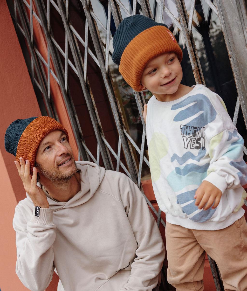 Père et fils portant le bonnet en maille bicolore Flow Polo - style urbain - Hello Hossy