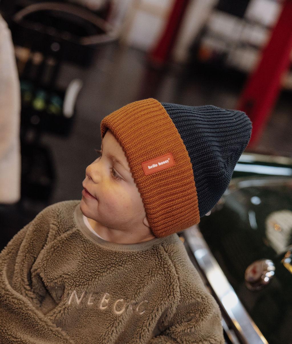 Bonnet en maille Flow Polo porté par un garçon – vue de profil – Hello Hossy