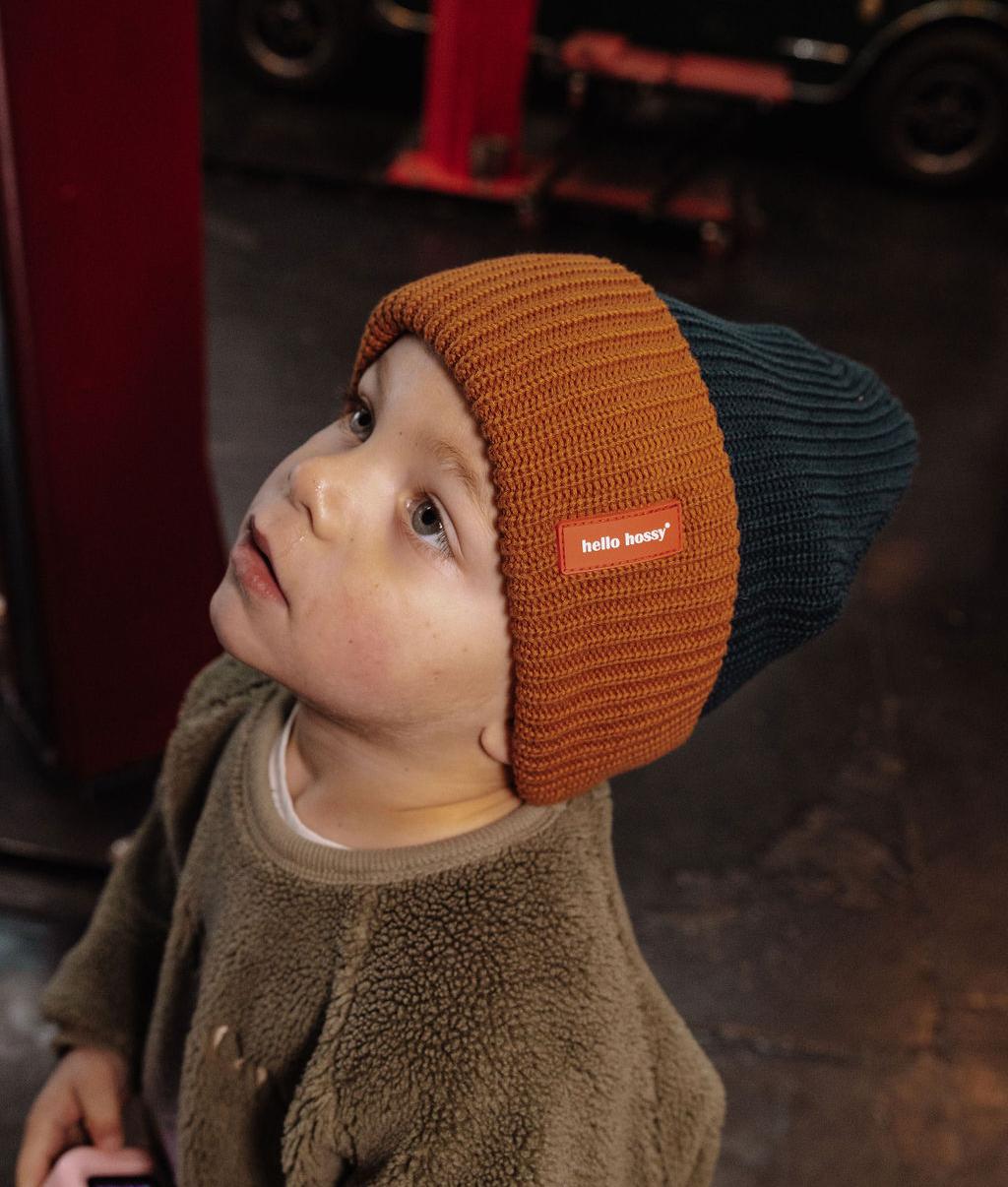 Enfant portant le bonnet en maille Flow Polo – vue du dessus – Hello Hossy