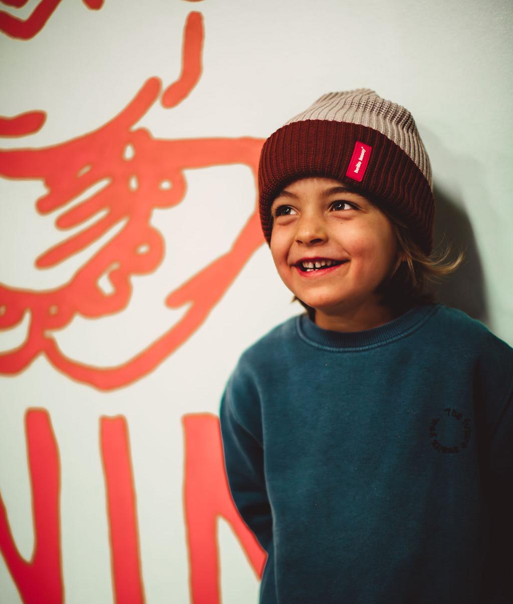 Garçon portant le bonnet en maille bicolore Flow Tom - photo lifestyle - Hello Hossy