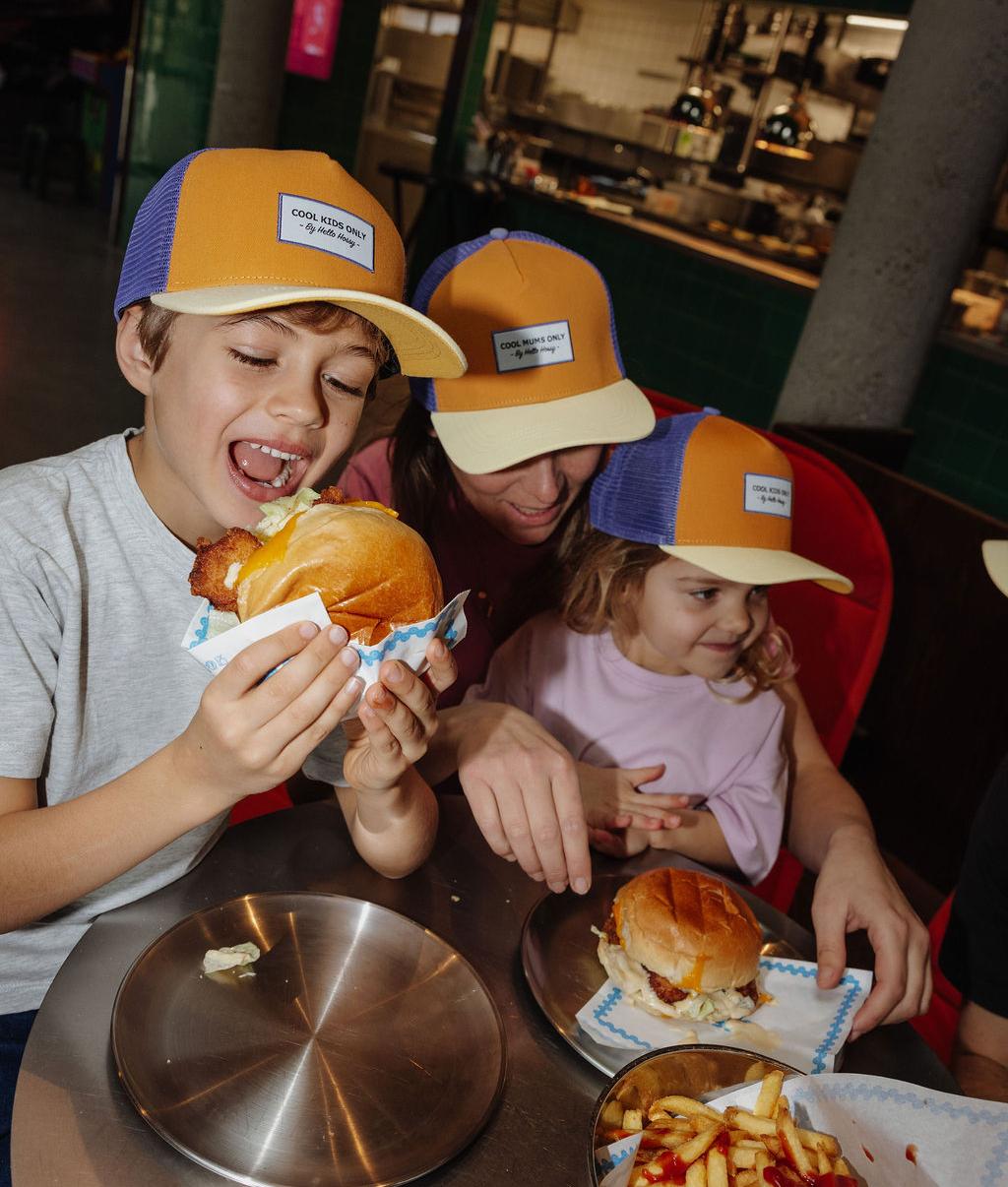 Casquette enfant camel bleu visière courbée portée en famille Hello Hossy