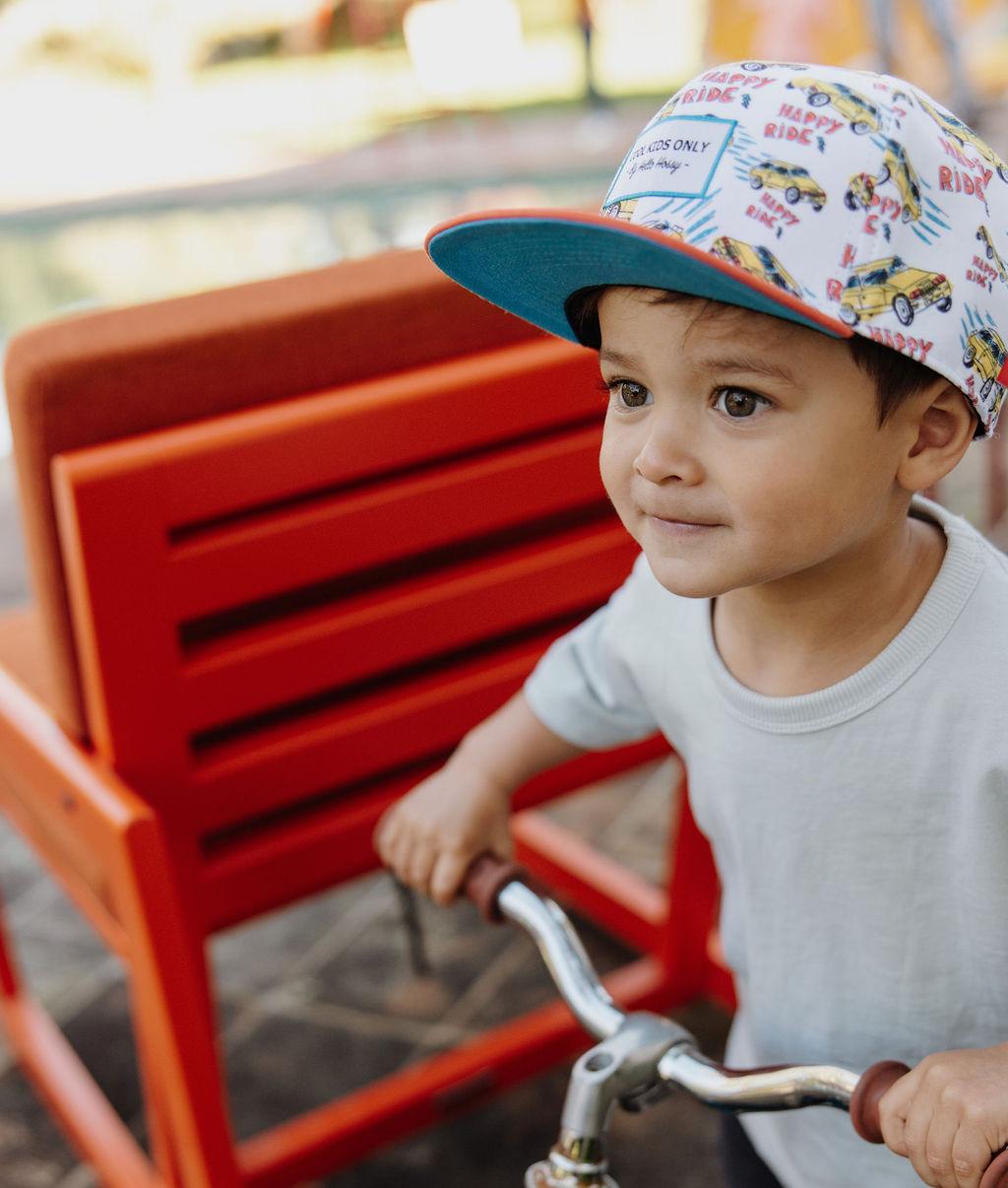 Kinderpet met retro auto motief oranje klep Hello Hossy