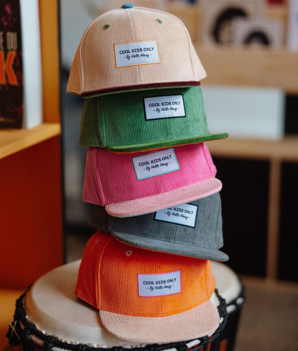 Collection de casquettes velours empilées les unes sur les autres - vue de face - Hello Hossy