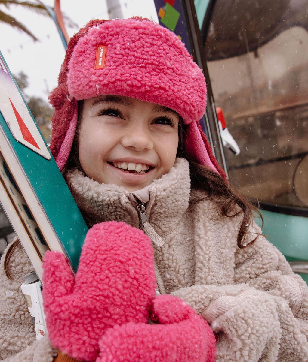 Fille avec la chapka en moumoute bicolore Cozy Tara - vue de 3/4 - Hello Hossy