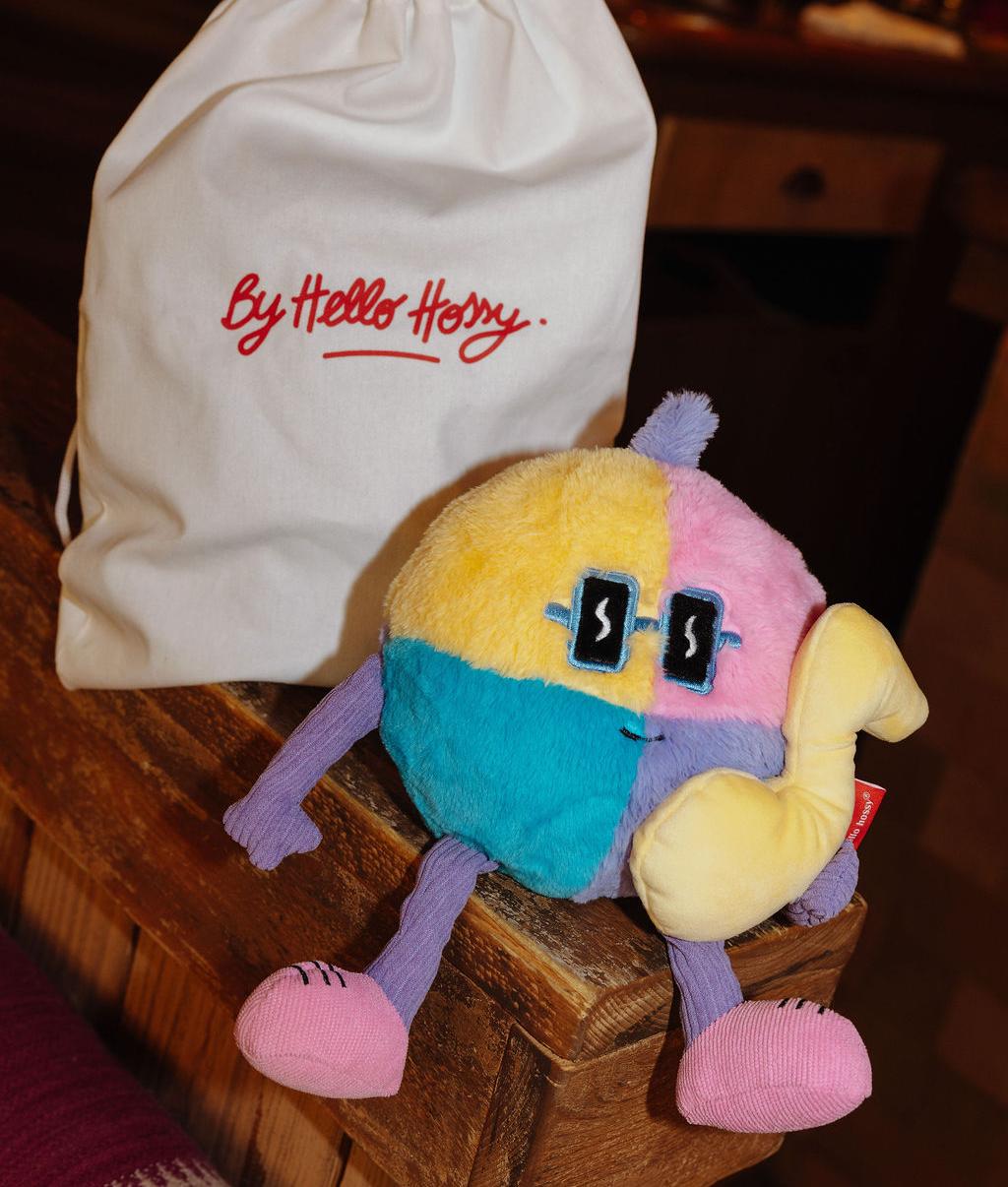 Peluche enfant Disco Pop posée à côté de son pochon réutilisable - photo d'ambiance - Hello Hossy