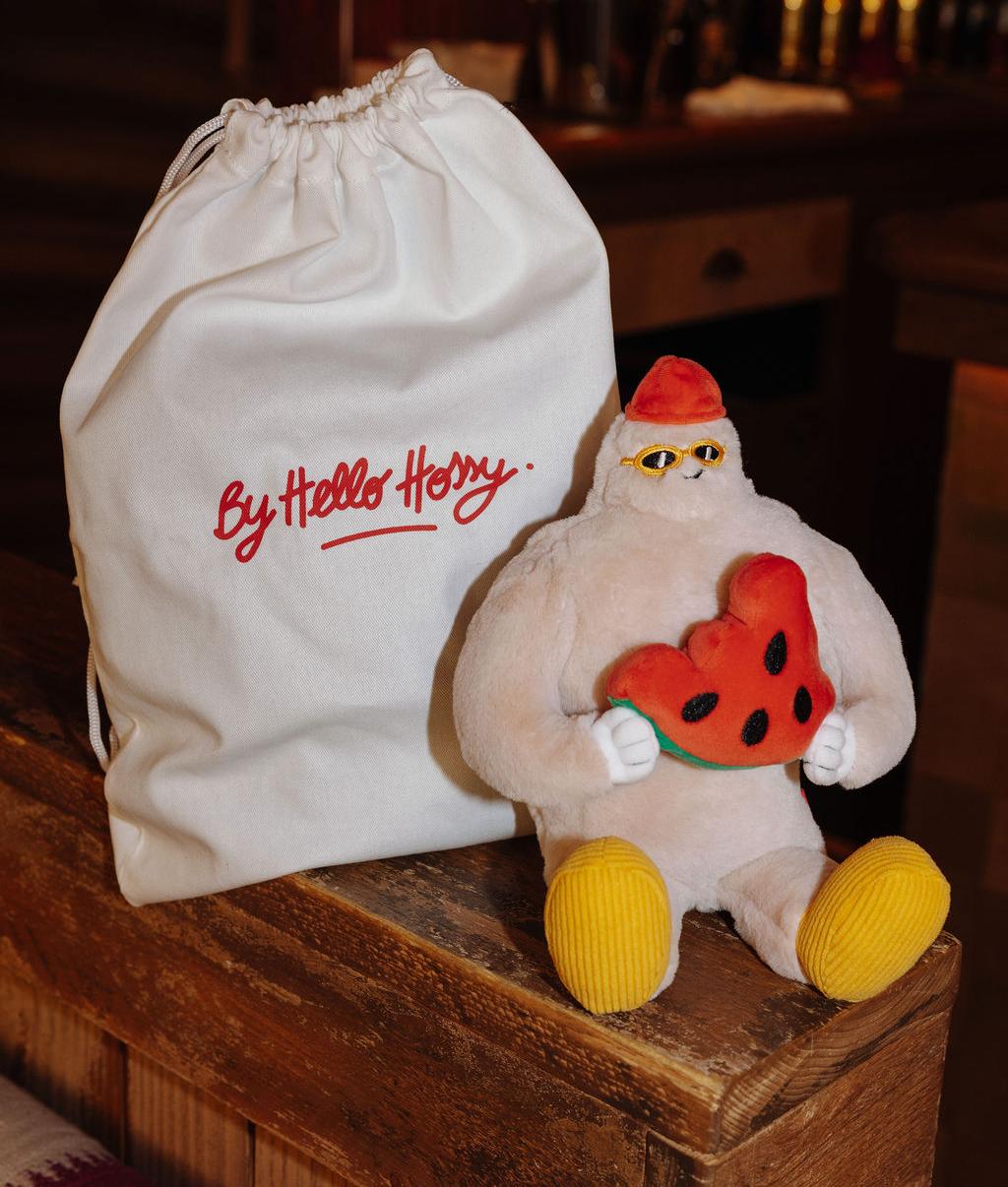 Peluche en forme de yéti Frosty Yeti posée à côté de son pochon réutilisable - photo d'ambiance - Hello Hossy