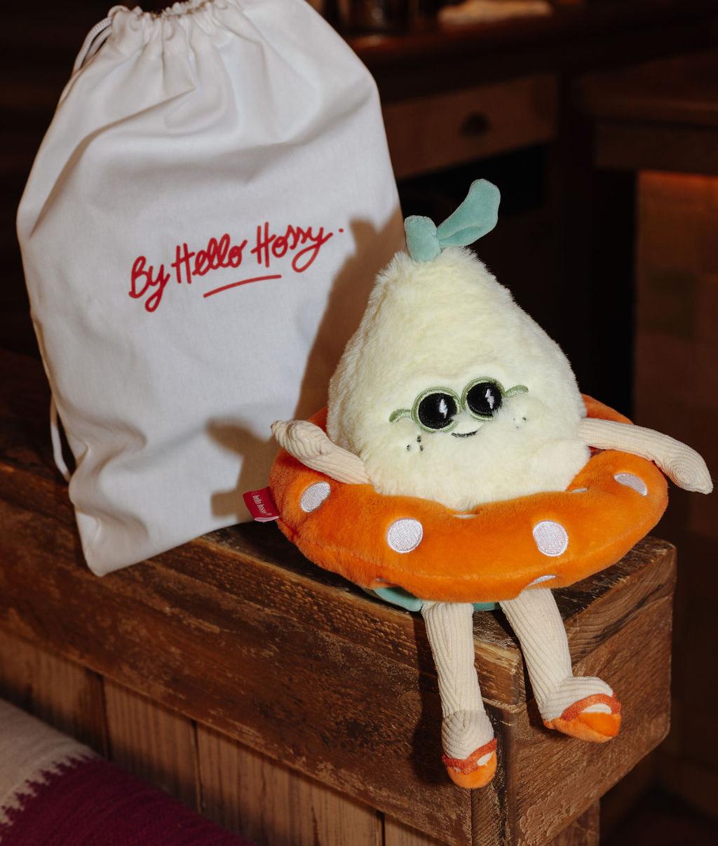 Peluche en forme de citron Lemon Splash posée à côté de son pochon réutilisable - photo d'ambiance - Hello Hossy