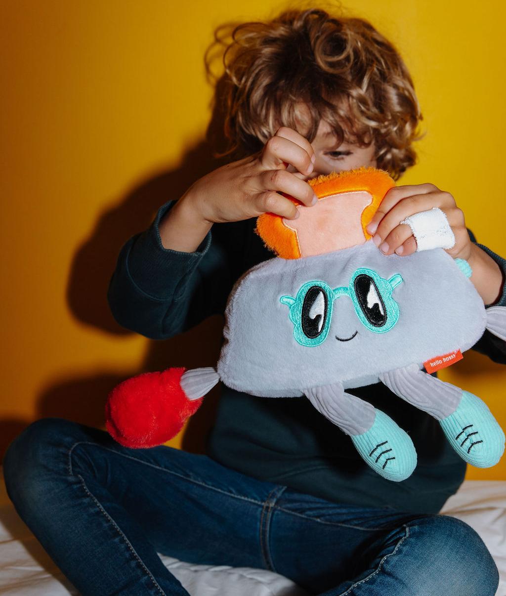 Enfant jouant avec la peluche originale Punchy Toast - photo lifestyle - Hello Hossy