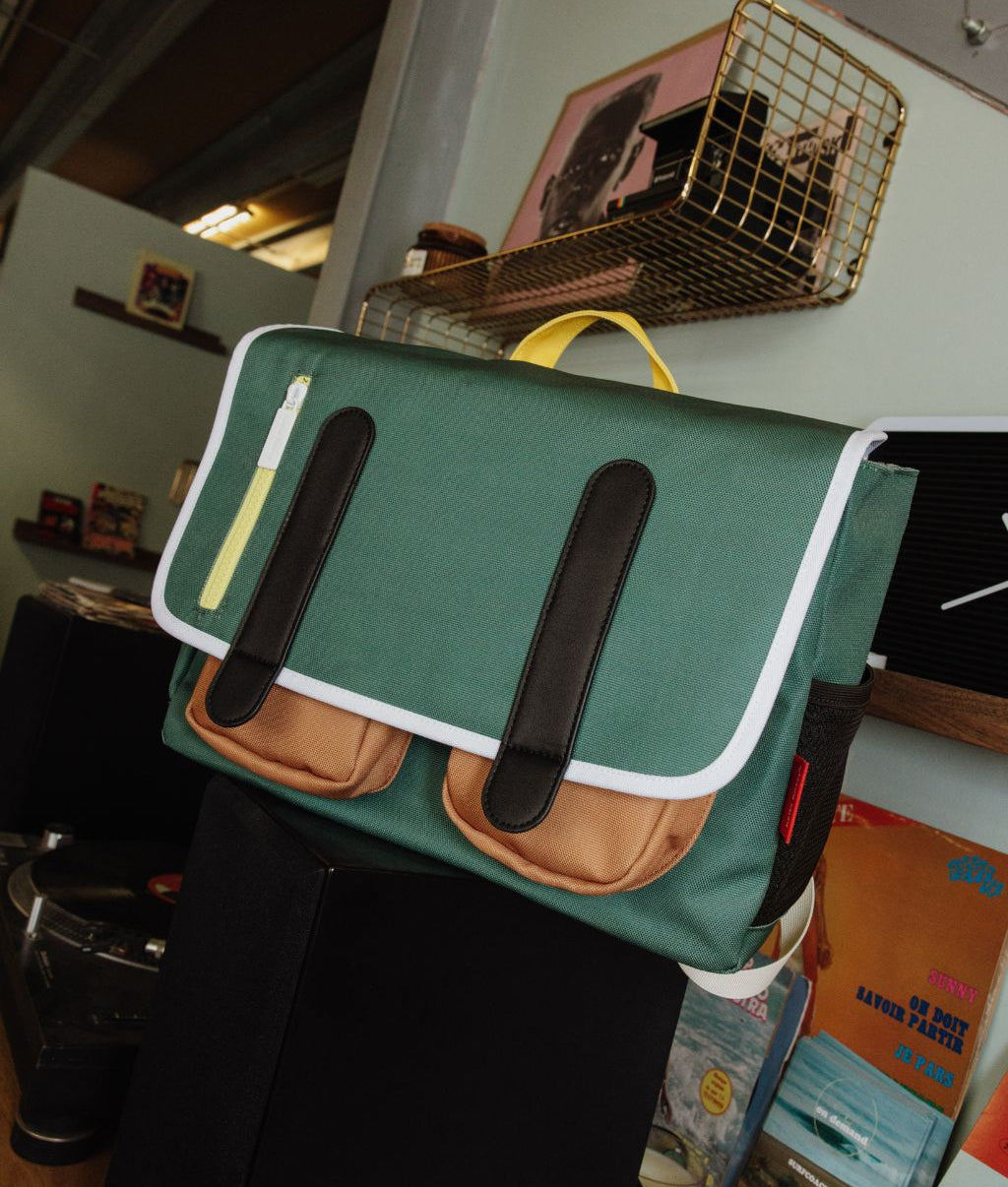 Cartable enfant vert poches avant marron détails noirs Hello Hossy