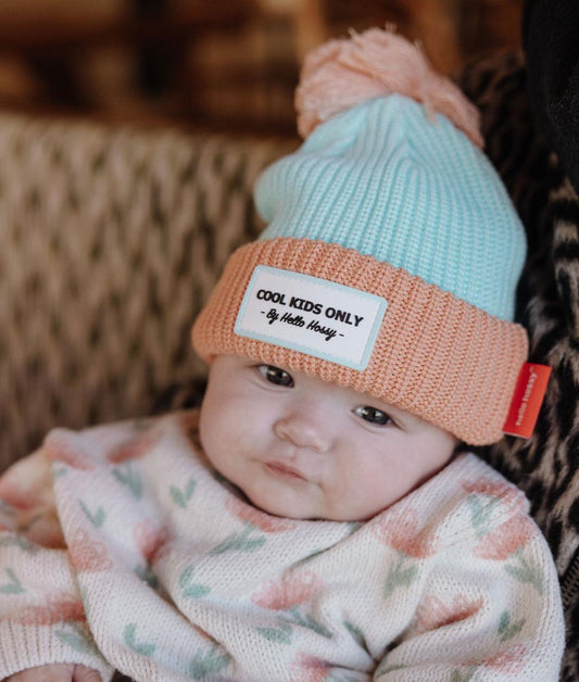 Bébé portant le bonnet en maille Color Block Candy – vue de face – Hello Hossy