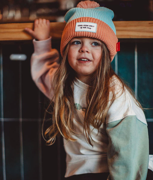 Fille avec bonnet à pompon Color Block Candy – look décontracté – Hello Hossy