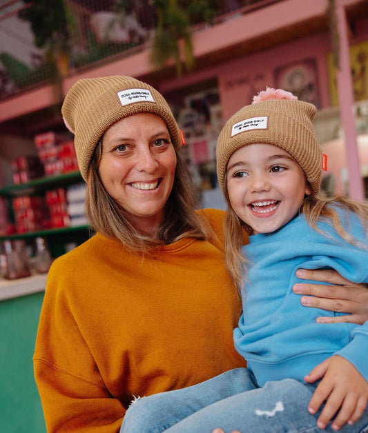 Bonnet avec pompon Color Block Macaroon porté par une mère et sa famille – photo lifestyle – Hello Hossy