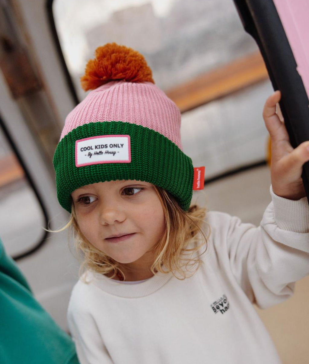 Bonnet enfant bicolore rose vert pompon label brodé Hello Hossy