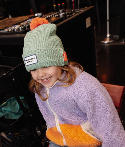 Fille avec bonnet à pompon Color Block Santa – look décontracté – Hello Hossy