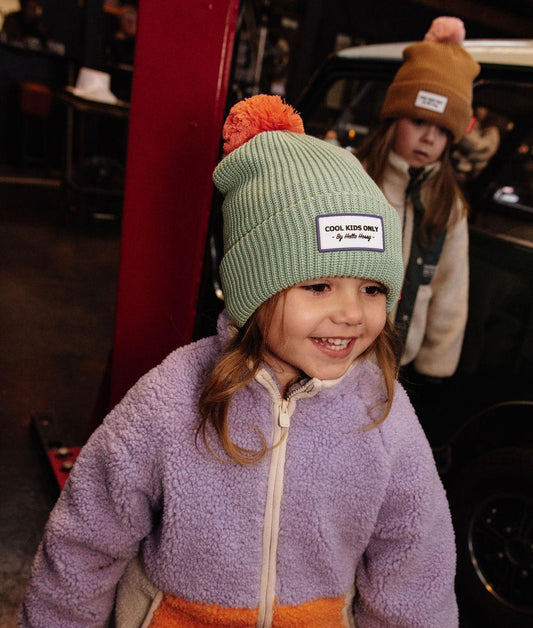 Bonnet en maille Color Block Santa porté par une fille – vue 3/4 – photo lifestyle – Hello Hossy