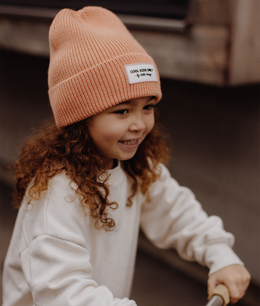 Bonnet coloré Enfants Pop Apricot, maille douce et fine, laine, sans pompon, dès 9 mois, Cool Kids Only !