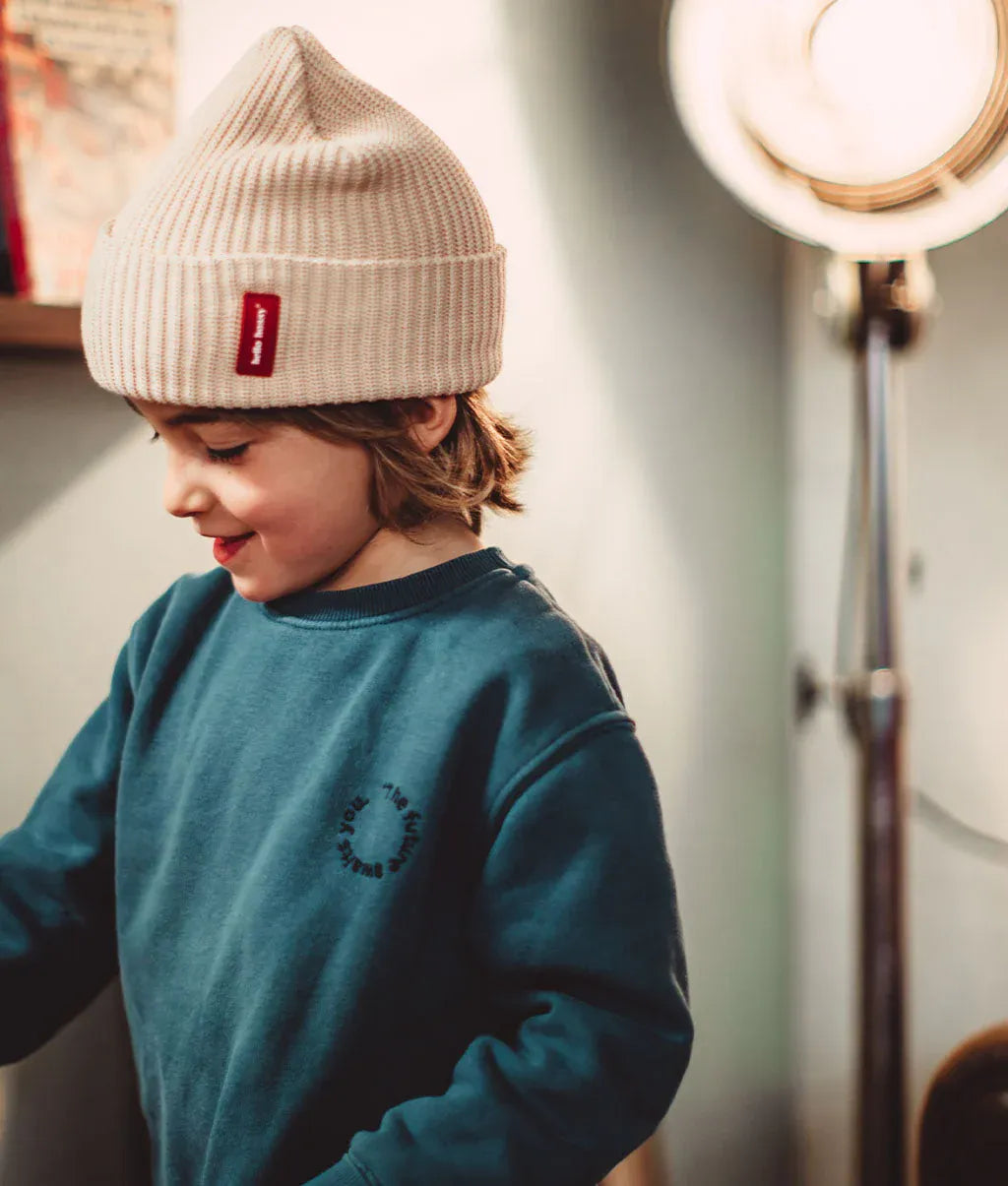 Bonnet en maille Flow Creamy porté par un garçon – vue de profil – photo lifestyle – Hello Hossy