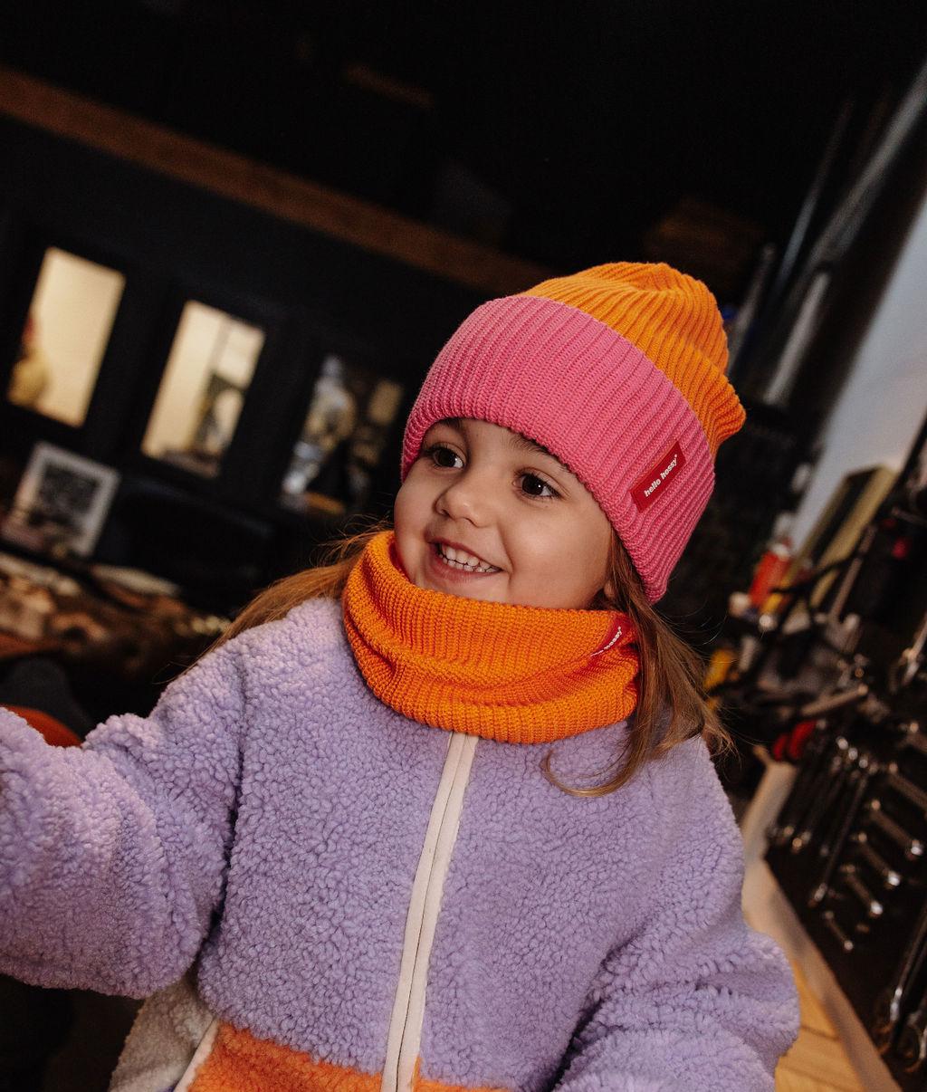 Enfant portant le bonnet en maille bicolore Flow Indie - photo lifestyle - Hello Hossy