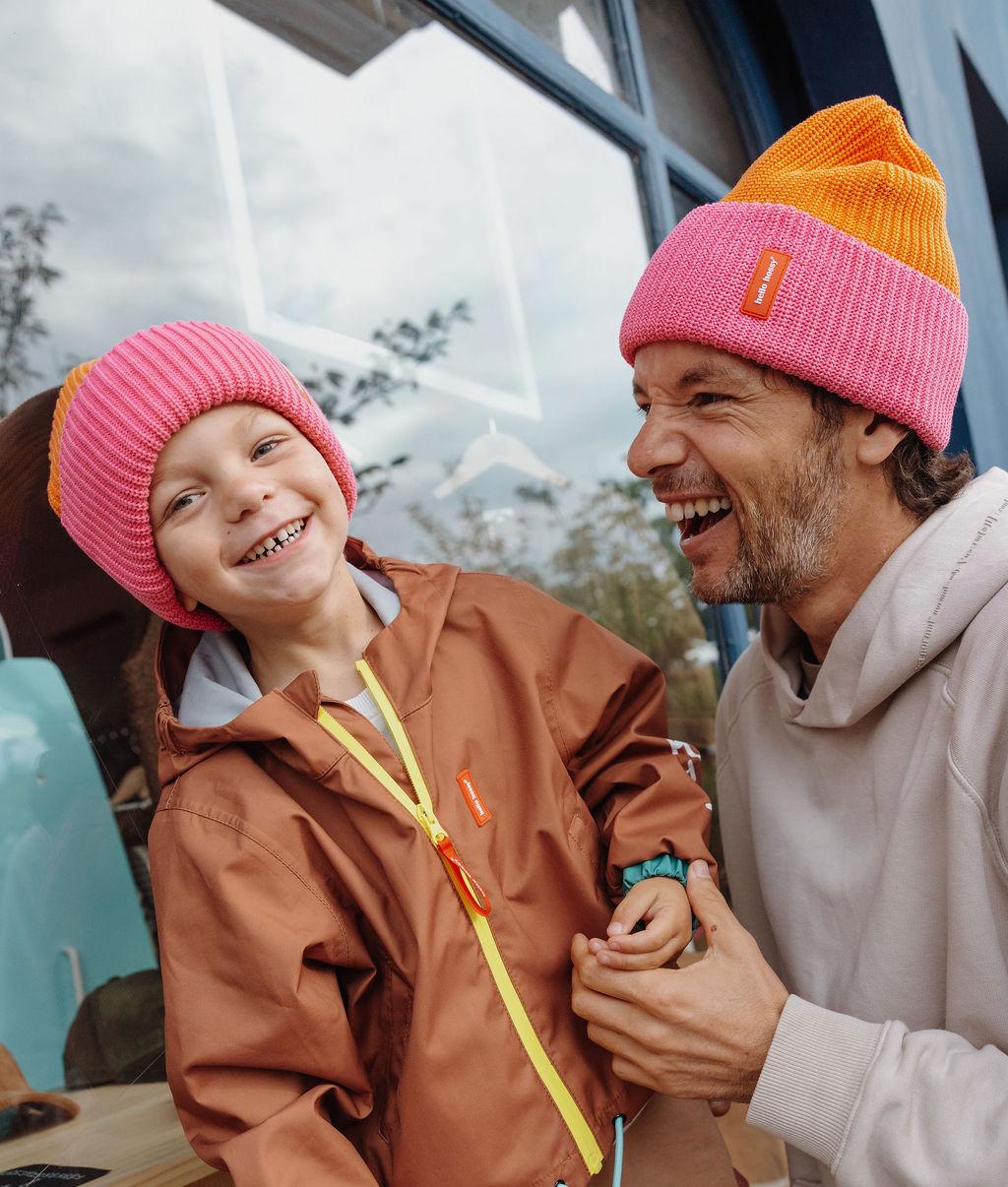 Duo père-fils souriant et portant le bonnet en maille Flow Indie - photo lifestyle - Hello Hossy