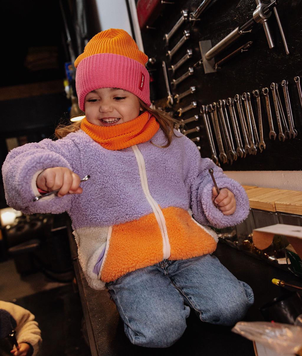 Fille portant le bonnet en maille Flow Indie - photo lifestyle - Hello Hossy