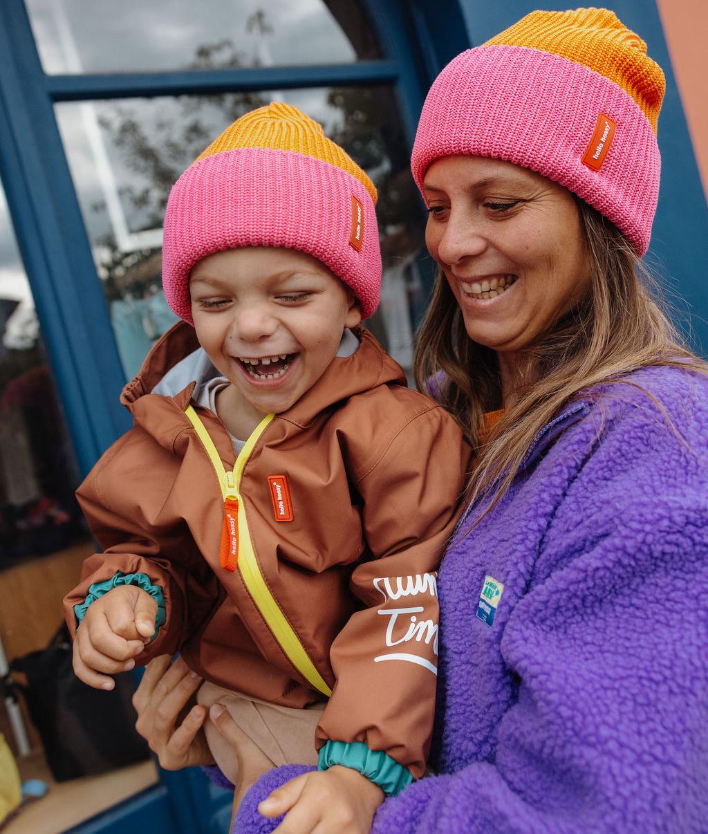 Mère et fils portant le bonnet urbain et coloré Flow Indie - vue de 3/4 - Hello Hossy