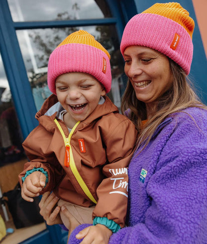 Mère et fils portant le bonnet urbain et coloré Flow Indie - vue de 3/4 - Hello Hossy
