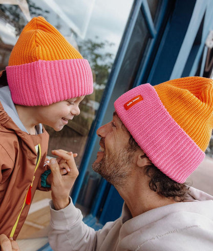 Bonnet en maille bicolore Flow Indie porté par un père et son fils - vue de profil - Hello Hossy