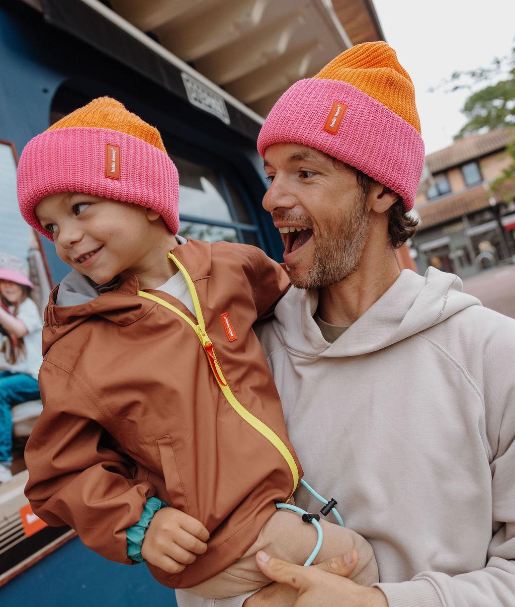 Bonnet coloré en maille Flow Indie porté par un père et son fils - photo lifestyle - Hello Hossy