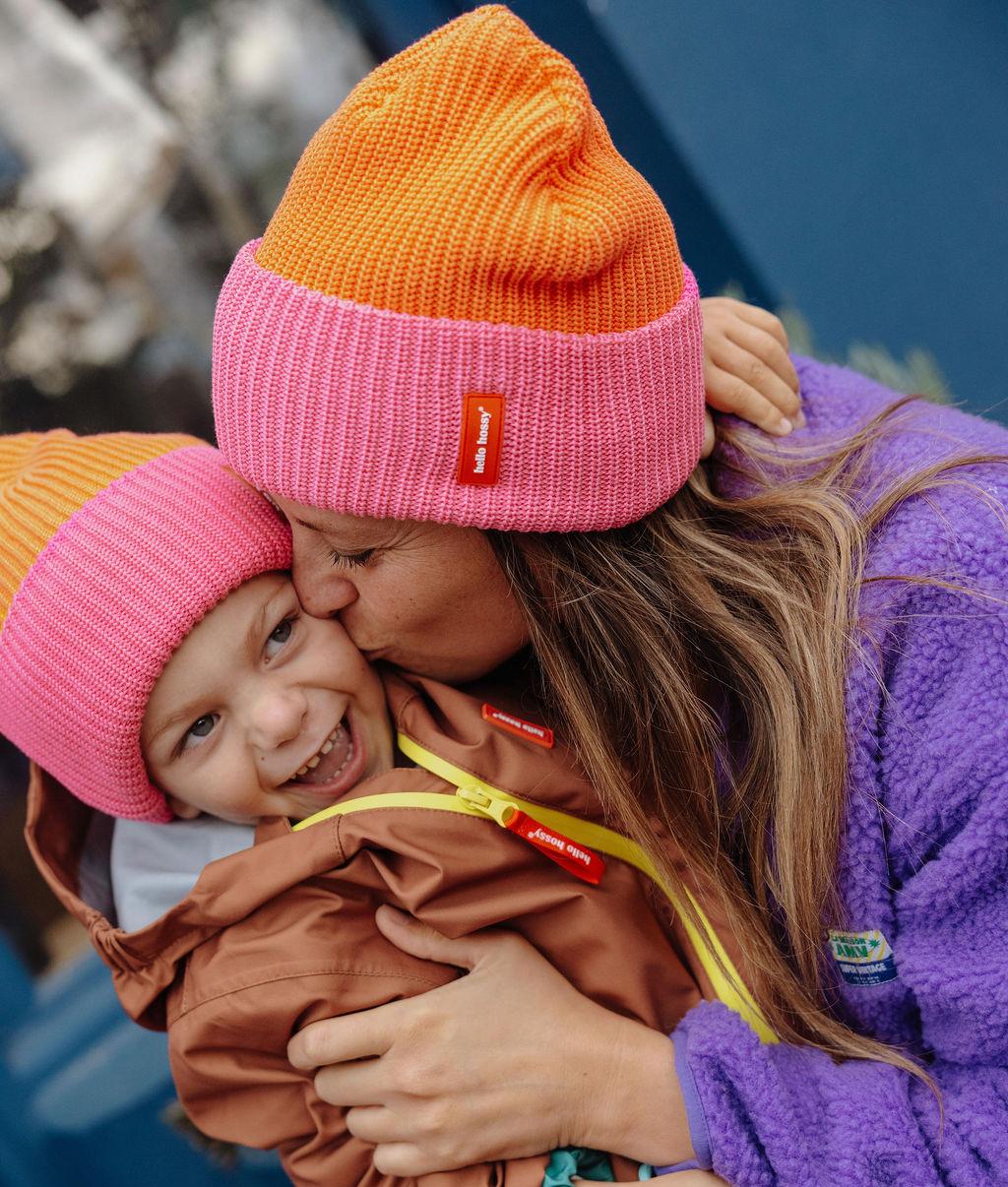 Bonnet en maille bicolore Flow Indie porté en duo par une mère embrassant son fils - photo lifestyle - Hello Hossy