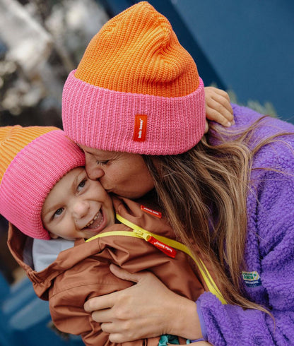 Bonnet en maille bicolore Flow Indie porté en duo par une mère embrassant son fils - photo lifestyle - Hello Hossy