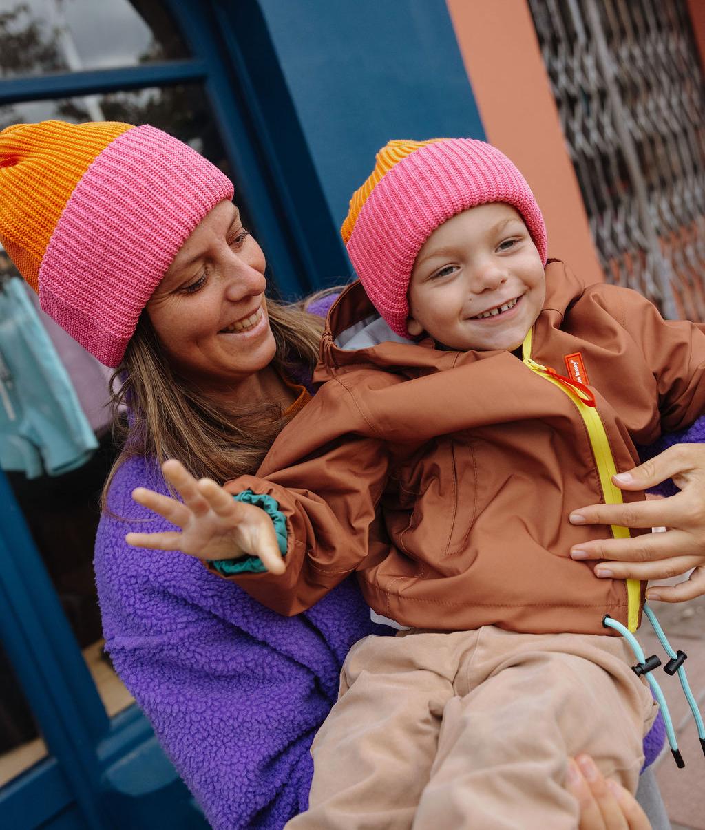 Duo mère-fils portant le bonnet urbain et coloré Flow Indie - photo lifestyle - Hello Hossy