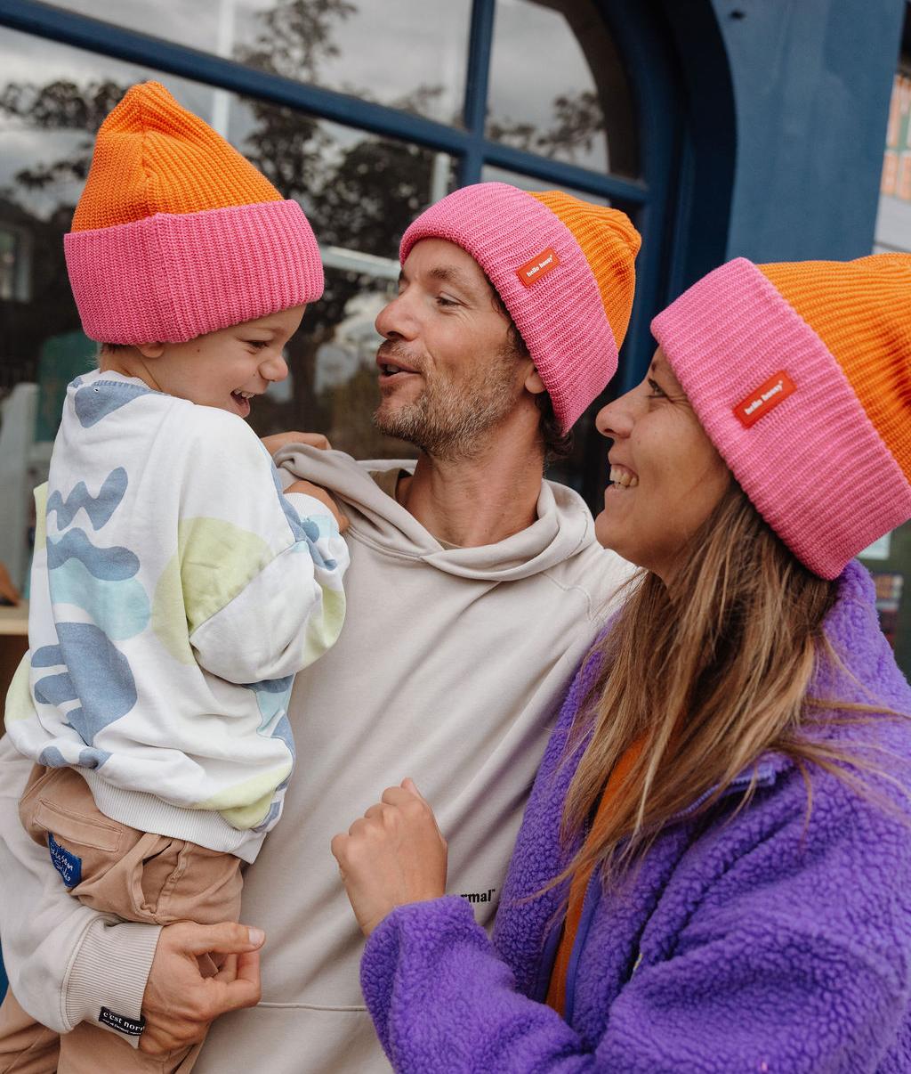 Famille portant le bonnet urbain en maille bicolore Flow Indie - photo lifestyle - Hello Hossy