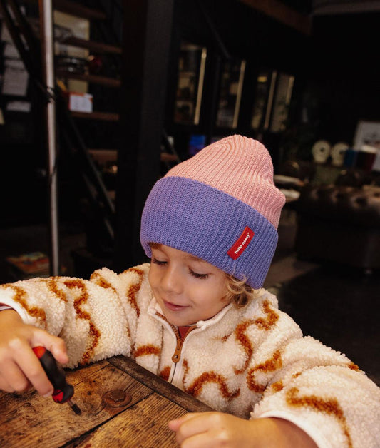 Enfant avec le bonnet en maille bicolore Flow Maya - vue de 3/4 - Hello Hossy