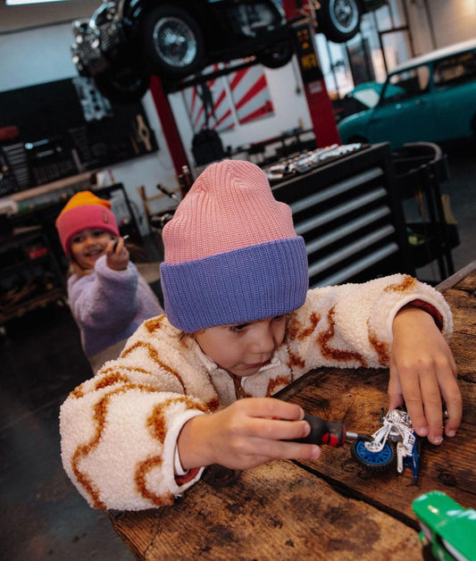 Garçon portant le bonnet en maille Flow Maya - photo lifestyle - Hello Hossy