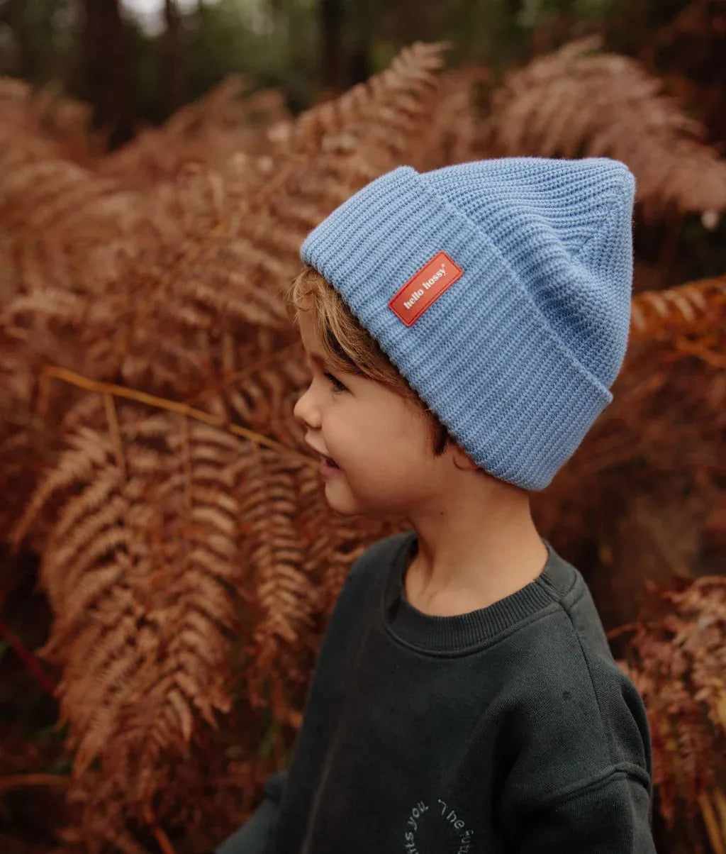 Garçon portant le bonnet uni Flow Ocean – vue de profil – Hello Hossy