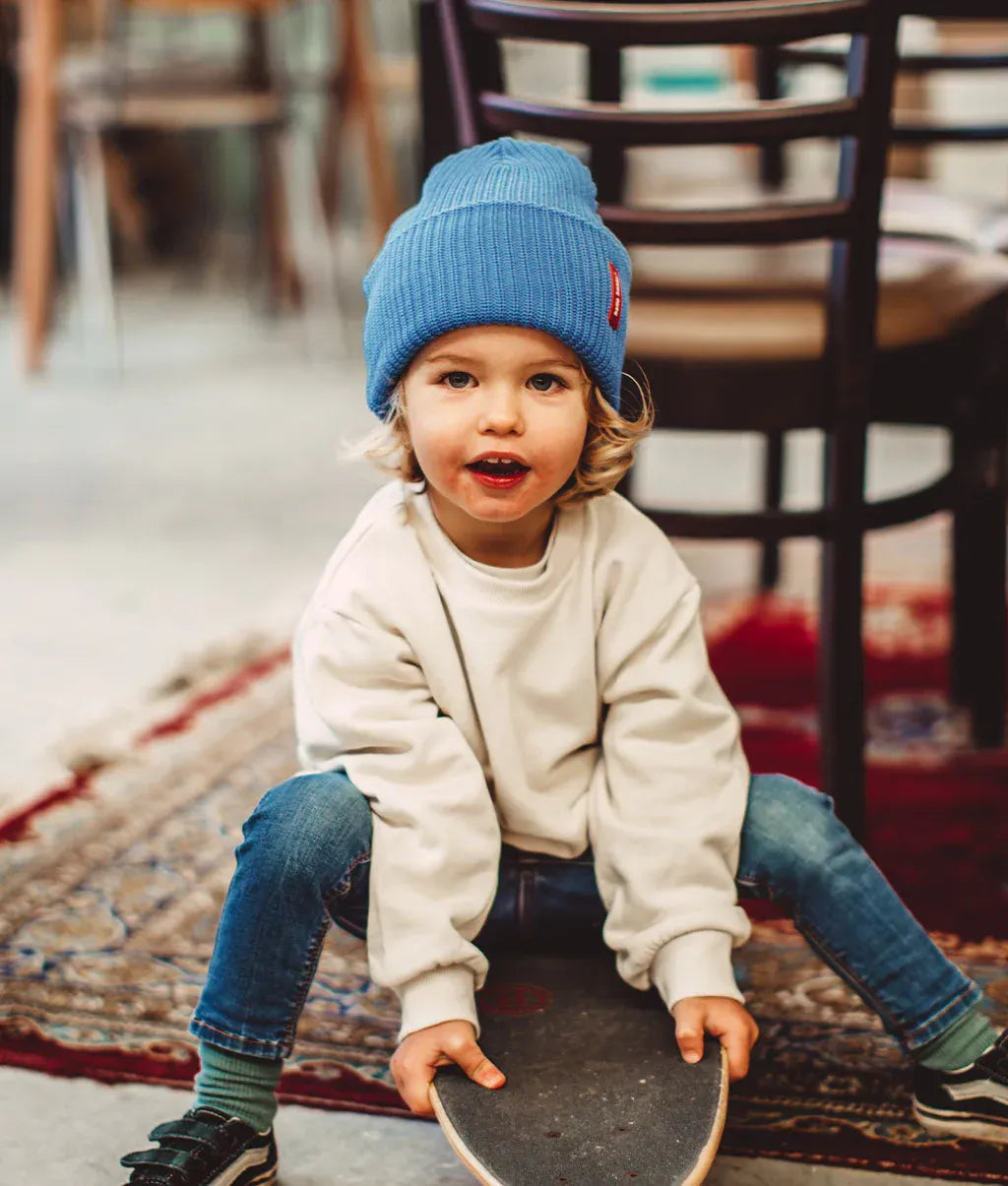 Bonnet en maille Flow Ocean porté par une fille – vue de face – photo lifestyle – Hello Hossy