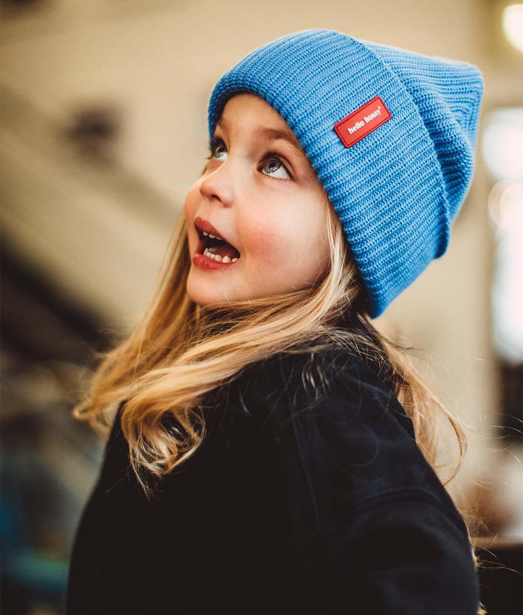 Fille portant le bonnet en maille Flow Ocean - photo lifestyle - Hello Hossy