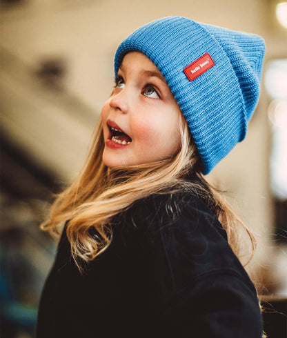 Fille portant le bonnet en maille Flow Ocean - photo lifestyle - Hello Hossy