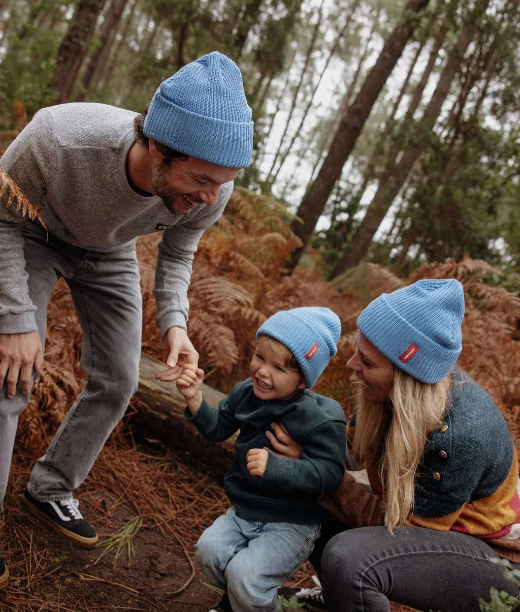 Famille portant le bonnet en maille uni Flow Ocean - photo lifestyle - Hello Hossy