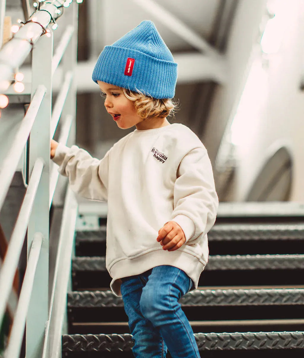 Fille portant le bonnet en maille uni Flow Ocean - vue de profil - Hello Hossy