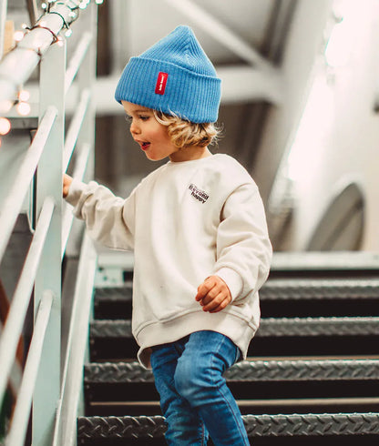 Fille portant le bonnet en maille uni Flow Ocean - vue de profil - Hello Hossy