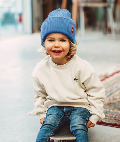 Enfant portant le bonnet en maille Flow Ocean – vue de face – Hello Hossy