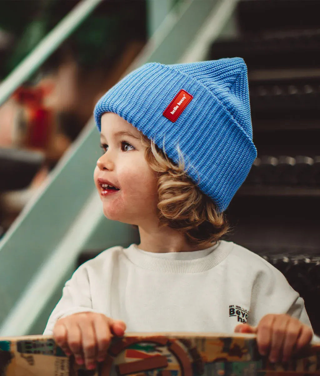 Bonnet en maille uni Flow Ocean porté par une fille - vue de haut - Hello Hossy