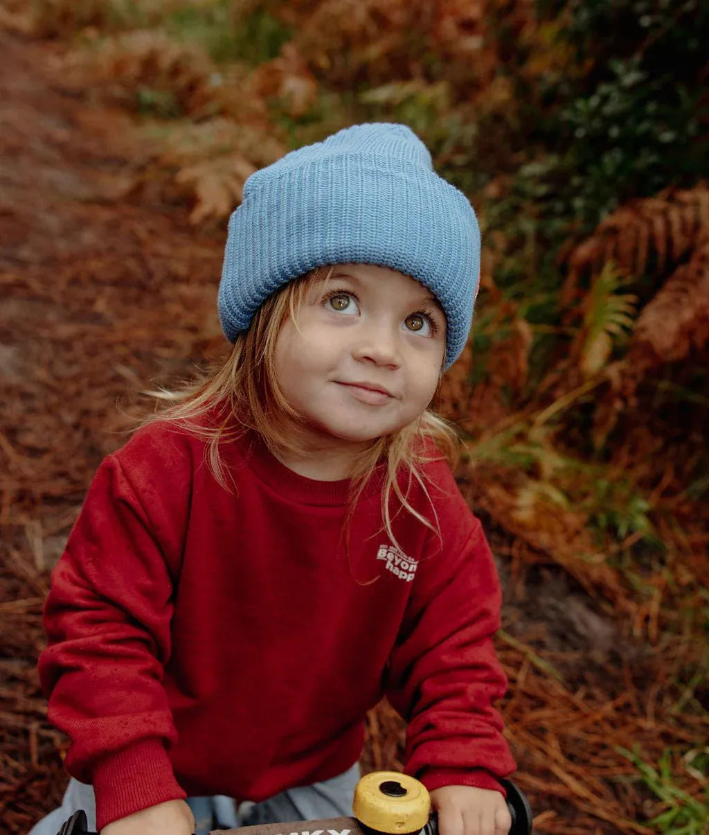 Bonnet en maille uni Flow Ocean porté par une fille - vue plongée - Hello Hossy
