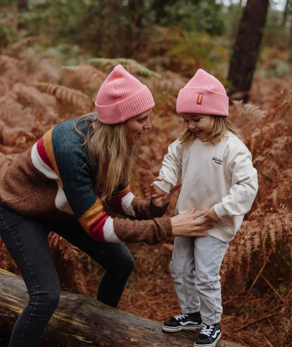 Mère et fille avec le bonnet en maille uni Flow Pink - photo lifestyle - Hello Hossy