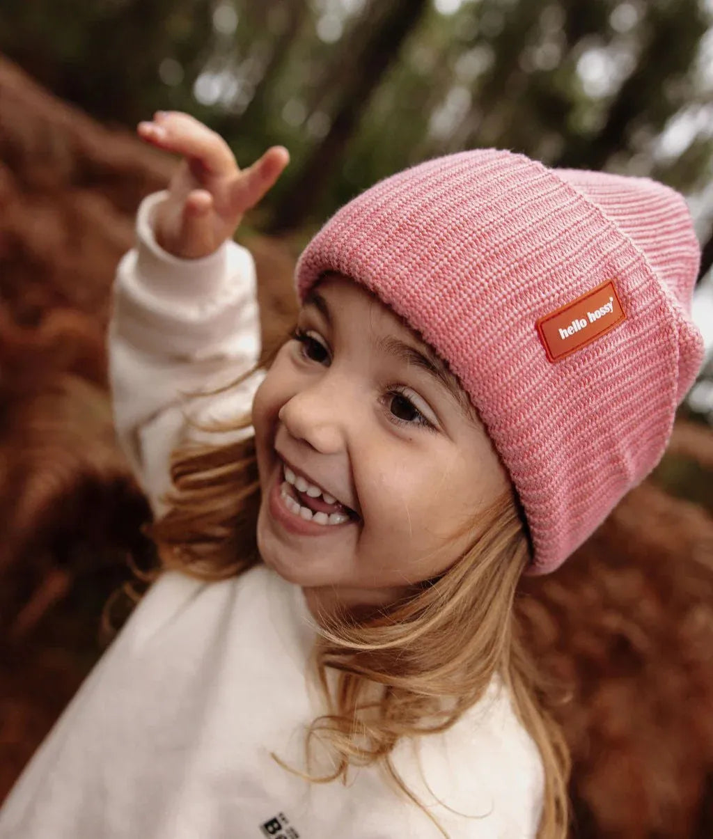 Fille portant le bonnet uni Flow Pink – photo lifestyle – Hello Hossy