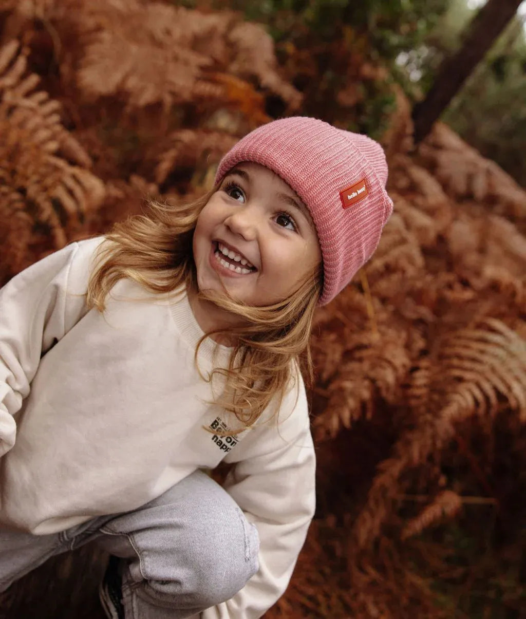 Bonnet en maille Flow Pink porté par une fille – vue de 3/4 – photo lifestyle – Hello Hossy